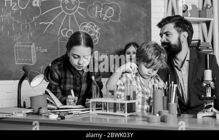 Messbare Ergebnisse. Kinderbetreuung und Entwicklung. Kritisches Denken und Problemlösen. Erfahrung und Wissen. Mentor angetrieben afterschool Programm. Praktisches Wissen. Grundlegende Kenntnisse. Studie hart. Stockfoto