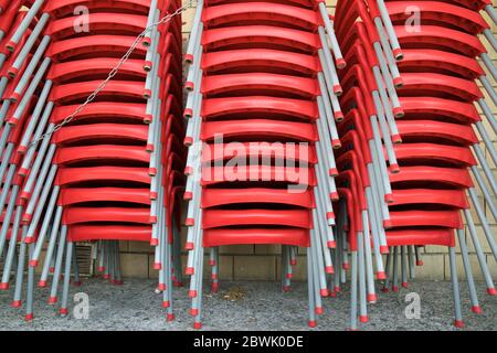 Metallstühle in der Straße in Zaragoza, Spanien gestapelt. Stockfoto