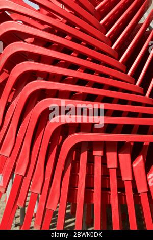 Metallstühle in der Straße in Zaragoza, Spanien gestapelt. Stockfoto