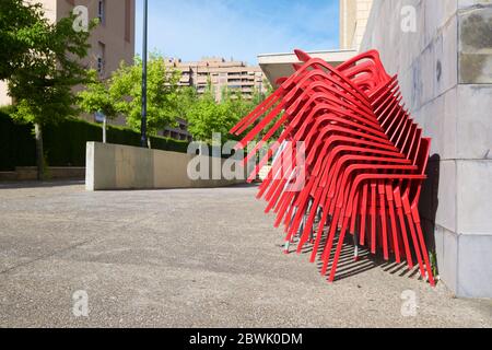 Metallstühle in der Straße in Zaragoza, Spanien gestapelt. Stockfoto