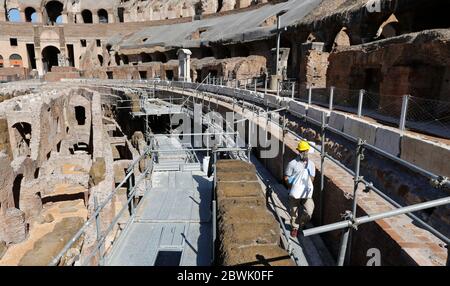 Rom, Italien. Juni 2020. Ein Restaurator arbeitet im Kolosseum. Das Denkmal und andere Wahrzeichen des archäologischen Parks, wie das Forum Romanum, der Palatin und die Domus Aurea, werden nach mehr als zwei Monaten der Schließung aufgrund der Pandemie Covid-19 wieder für die Öffentlichkeit zugänglich gemacht. Kredit: Riccardo De Luca - Update Images/Alamy Live News Stockfoto