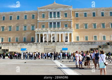 Wechsel der Präsidentengarde vor dem Grab des unbekannten Soldaten im griechischen Parlament - Athen, Griechenland, 3. November 2019. Stockfoto