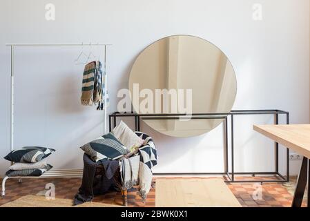Schöne moderne helle Ankleidezimmer Ankleidezimmer mit einem Kleiderbügel, einem Sessel und einem Spiegel Stockfoto