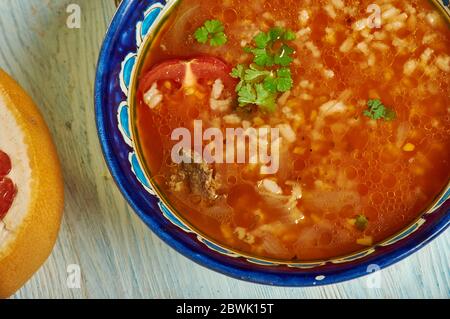 Chorba Frik: Traditionelle Suppe, algerische Küche, traditionelle mediterrane Gerichte, Blick von oben. Stockfoto