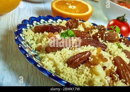 Safran und Raisin Couscous, algerische Küche, traditionelle mediterrane Gerichte, Blick von oben. Stockfoto