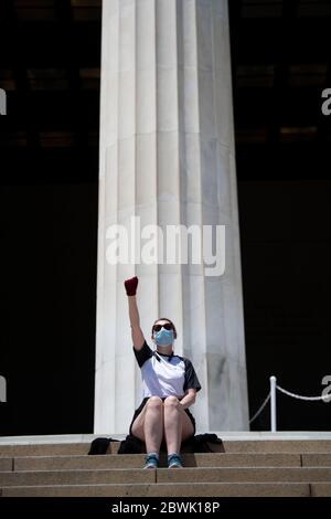 Washington, USA. Juni 2020. Ein Protestler sitzt vor dem Lincoln Memorial während eines Protestes über den Tod von George Floyd in Washington, DC, den Vereinigten Staaten, am 1. Juni 2020. Kredit: Liu Jie/Xinhua/Alamy Live News Stockfoto