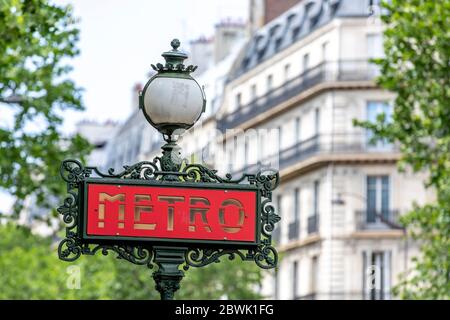 Paris, Frankreich - 23. Mai 2020: Retro-U-Bahn-Schild in Paris, Frankreich, mit haussmann-Gebäuden im Hintergrund Stockfoto