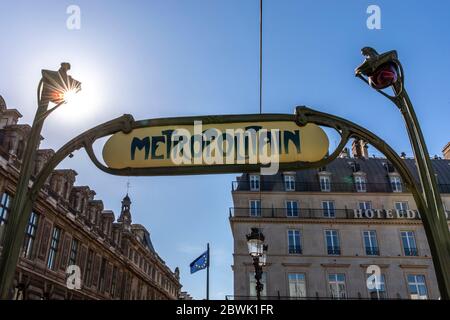 Paris, Frankreich - 29. Mai 2020: Retro-U-Bahn-Schild in Paris, Frankreich, mit blauem Himmel Stockfoto