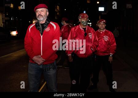 Guardian Angels-Gründer Curtis Sliwa patrouilliert am 1. Juni 2020 mit seinen Kapitäninnen in Soho in New York City, nachdem Randalierer einen Tag zuvor Schaufenster zerschlagen und Geschäfte geplündert hatten. (Foto Gabriele Holtermann/Sipa USA) Quelle: SIPA USA/Alamy Live News Stockfoto