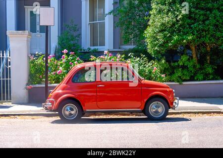 Der Fiat 500 ist ein Kleinstadtwagen mit Heckmotor und vier Sitzen, der von Fiat Automobiles von 1957 bis 1975 hergestellt und vermarktet wurde. Stockfoto