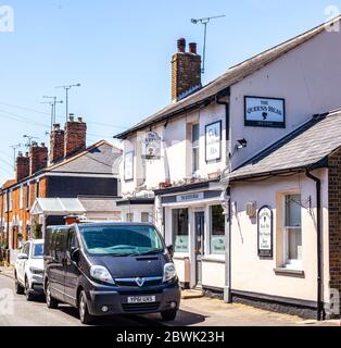 Schräge Ansicht der Straße von außen des Queen's Head, einem britischen Pub in Burnham on Crouch, Essex, Großbritannien Stockfoto