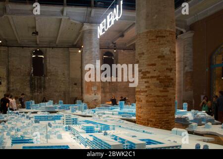 VENEDIG, ITALIEN - Mai 28 2016: Installation während der Architekturbiennale Venedig, mit einer modernen Modellstadt in einem antiken Gebäude Stockfoto