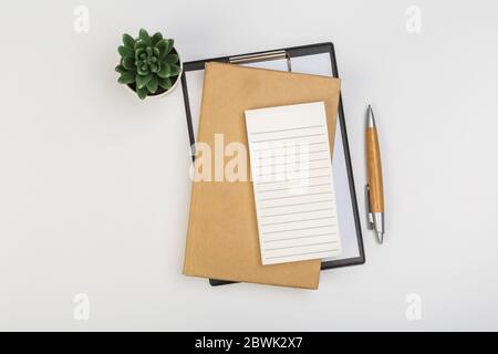 Ein Stapel von mehreren spiralförmigen Schulheften liegt auf einem weißen Tisch mit Bleistift, Bürokonzept Stockfoto