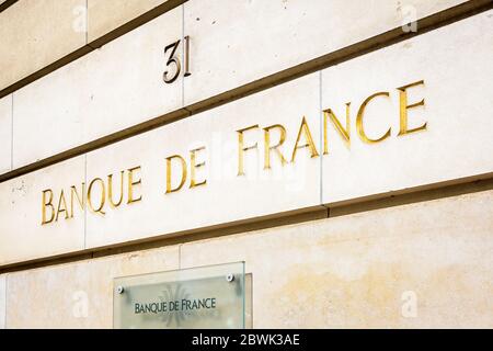 Nahaufnahme der in goldenen Buchstaben gehauenen Inschrift Banque de France in der Fassade des Hauptquartiers der französischen Zentralbank in Paris. Stockfoto