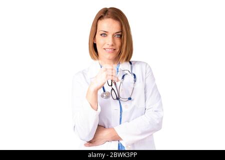 Studio-Porträt von Frau im mittleren Alter Arzt auf isoliert weißem Hintergrund stehen. Stockfoto