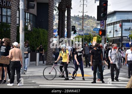 Los Angeles, CA/USA - 30. Mai 2020: Schwarze Leben sind wichtig Protestierende marschieren auf dem La Cienega Blvd in West Hollywood/Beverly Hills für George Floyd Stockfoto