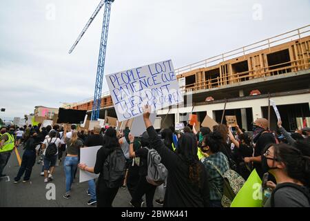 KALIFORNIEN, USA. 01 2020. JUNI: Demonstranten protestieren gegen den Tod von George Floyd, Montag, 1. Juni 2020, in Riverside, Kalifornien, Floyd, einem schwarzen Mann, der am 25. Mai in Minneapolis Polizeigewahrsam starb. (Foto von IOS/Espa-Images) Quelle: Europäische Sport-Fotoagentur/Alamy Live News Stockfoto