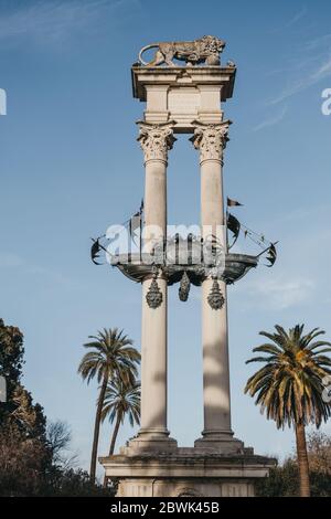Sevilla, Spanien - 17. Januar 2020: Blick auf das Christoph Kolumbus Denkmal in Jardines de Murillo, Stadtpark in Sevilla mit gepflasterten Wegen, Stockfoto