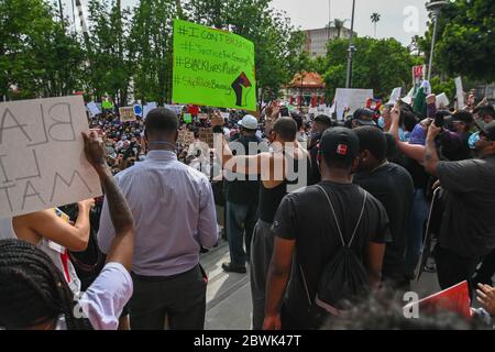 KALIFORNIEN, USA. 01 2020. JUNI: Demonstranten protestieren gegen den Tod von George Floyd, Montag, 1. Juni 2020, in Riverside, Kalifornien, Floyd, einem schwarzen Mann, der am 25. Mai in Minneapolis Polizeigewahrsam starb. (Foto von IOS/Espa-Images) Quelle: Europäische Sport-Fotoagentur/Alamy Live News Stockfoto