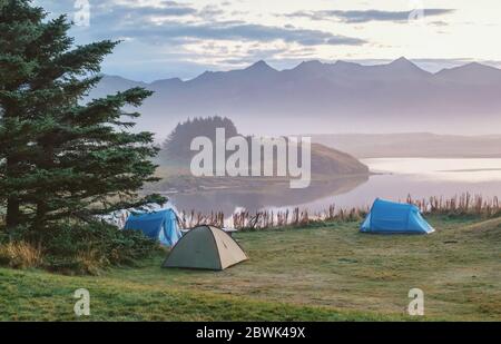 Camping auf dem See in Island, Zelte in der Morgendämmerung, Ruhe, Ruhe und Gelassenheit