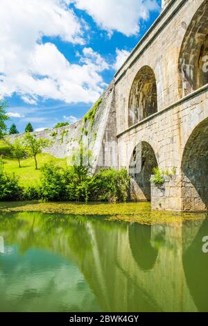 Kroatien, schöne 19 Jahrhundert Steinbrücke mit Bögen in Tounj auf Tounjcica Fluss Stockfoto