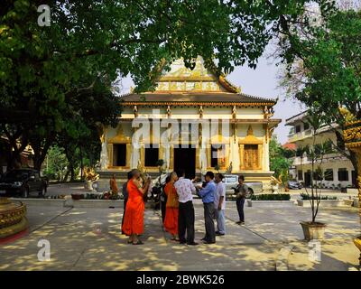 Der Mönch im antiken Wat in Vientiane, Laos Stockfoto