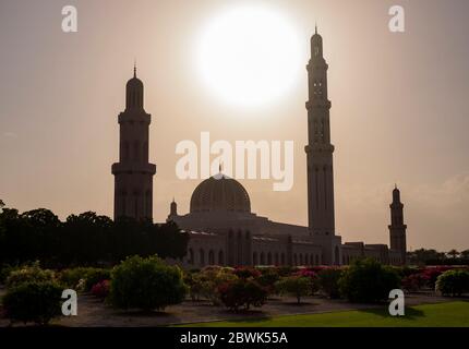 Silhouette der Sultan Qaboos Grand Moschee in Muscat, Sultanat von Oman. Stockfoto