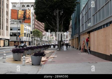 Los Angeles, CA/USA - 1. Juni 2020: Arbeiter, die nach den Unruhen von Black Lives Matter am 29. Mai Geschäfte in der Innenstadt VON LA bestiegen Stockfoto
