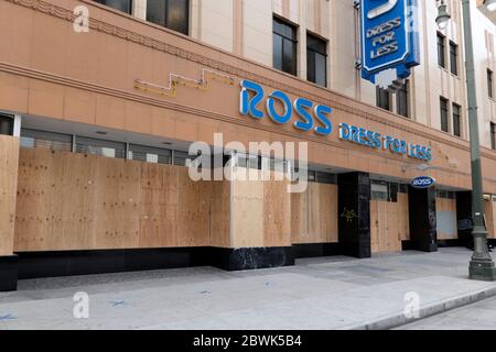 Los Angeles, CA/USA - 1. Juni 2020: Ross Dress for Less Store in Downtown LA, nachdem es während der Black Lives Matter Unruhen am 29. Mai geplündert wurde Stockfoto