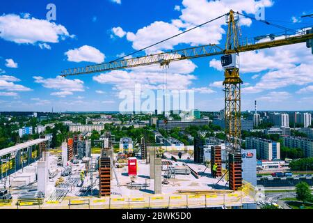 Baustelle von oben. Luftaufnahme der neuen Wohnung im Bau. Mitarbeiter arbeiten. Top-Ansicht Industriegebiet. Stockfoto