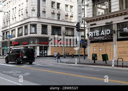 Los Angeles, CA/USA - 1. Juni 2020: Walgreens und Rite Ai in der Innenstadt VON LA wurden nach den Black Lives Matter-Unruhen und Plünderungen am 29. Mai vernagelt Stockfoto