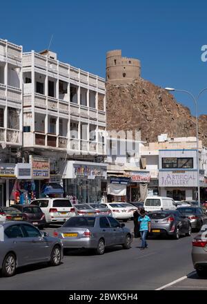 Blick auf den historischen Wachturm auf dem Berggipfel in Mutrah, Muscat, Sultanat von Oman. Stockfoto