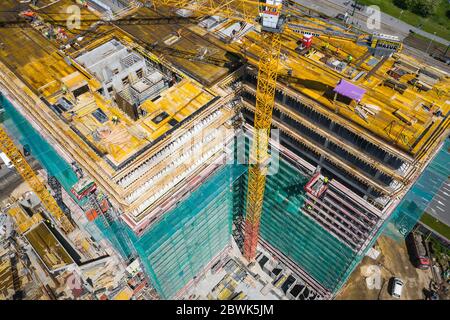 KATOWICE, POLEN - 01. JUNI 2020: Baustelle von oben. Luftaufnahme der neuen Wohnung im Bau. Katowice, Oberschlesien. Polen. Stockfoto