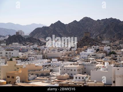Erhöhte Sicht auf die Mutrah Gegend, Muscat, Sultanat von Oman. Stockfoto