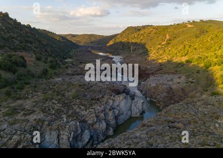 Pulo do Lobo Wasserfall Drohne Luftaufnahme mit Fluss guadiana und schöne grüne Tallandschaft bei Sonnenuntergang in Mertola Alentejo, Portugal Stockfoto