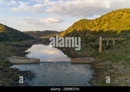 Pulo do Lobo Wasserfall Drohne Luftaufnahme mit Fluss guadiana und schöne grüne Tallandschaft bei Sonnenuntergang in Mertola Alentejo, Portugal Stockfoto