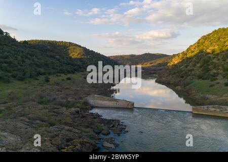 Pulo do Lobo Wasserfall Drohne Luftaufnahme mit Fluss guadiana und schöne grüne Tallandschaft bei Sonnenuntergang in Mertola Alentejo, Portugal Stockfoto