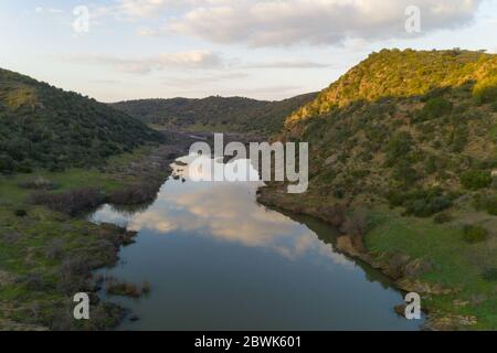 Pulo do Lobo Wasserfall Drohne Luftaufnahme mit Fluss guadiana und schöne grüne Tallandschaft bei Sonnenuntergang in Mertola Alentejo, Portugal Stockfoto