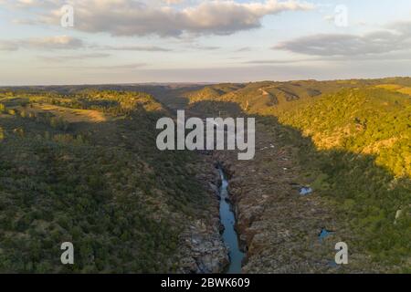 Pulo do Lobo Wasserfall Drohne Luftaufnahme mit Fluss guadiana und schöne grüne Tallandschaft bei Sonnenuntergang in Mertola Alentejo, Portugal Stockfoto