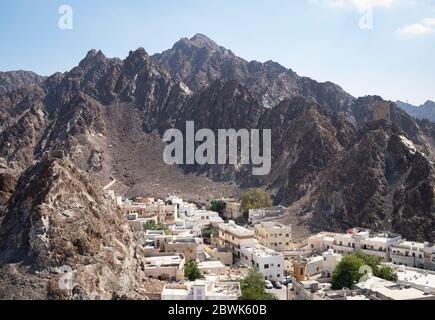 Erhöhte Ansicht der Mutrah-Gegend, umgeben von Bergen, Muscat, Sultanat von Oman. Stockfoto