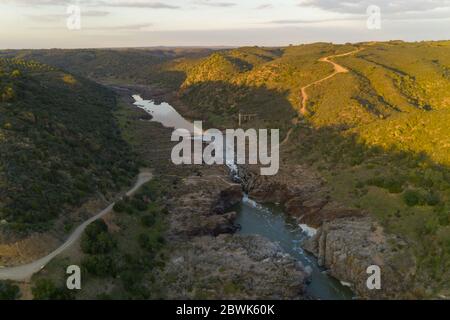 Pulo do Lobo Wasserfall Drohne Luftaufnahme mit Fluss guadiana und schöne grüne Tallandschaft bei Sonnenuntergang in Mertola Alentejo, Portugal Stockfoto