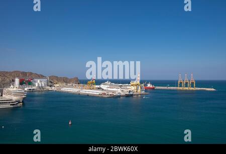 Blick über Mutrah Bay zum Sultan Qaboos Hafen und Kreuzfahrthafen, Muscat, Sultanat von Oman Stockfoto