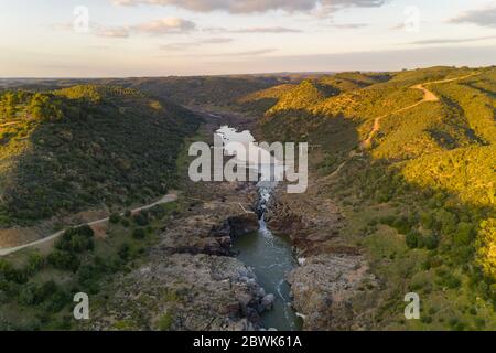 Pulo do Lobo Wasserfall Drohne Luftaufnahme mit Fluss guadiana und schöne grüne Tallandschaft bei Sonnenuntergang in Mertola Alentejo, Portugal Stockfoto