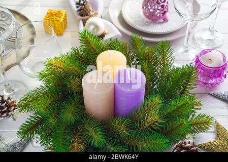 Festliche Dekoration für Weihnachten Tisch mit Kerzen, Laternen, Geschirr und Gläser auf weißem Hintergrund Holz, kopieren Raum Stockfoto