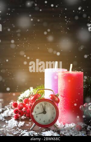 Farbe Christmas Countdown für das Neue Jahr mit Schnee. Uhr anddecoration und Tannenzweigen Fichte. Stockfoto