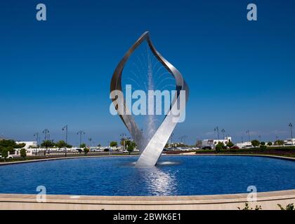 Der Arches-Brunnen im Garten des Royal Opera House, Muscat, Shati Al-Qurm Bezirk, Sultanat von Oman. Stockfoto