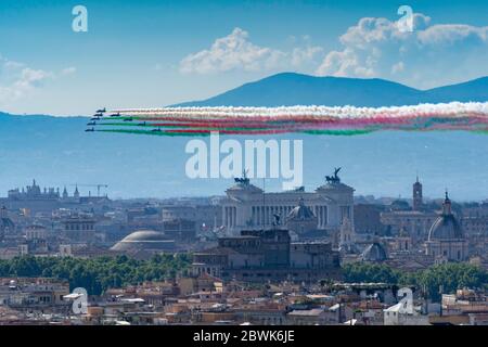 'Frecce tricolori' akrobatische Patrouille über dem Himmel von Rom Stockfoto