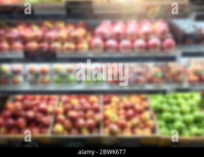 Verwischen Hintergrund Obst und Gemüse in Regalen beim Einkaufen Einzelhandel im Supermarkt. Stockfoto