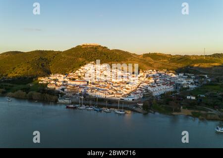 Luftaufnahme von Sanlucar de Guadiana in Spanien, von Alcoutim in Portugal Stockfoto