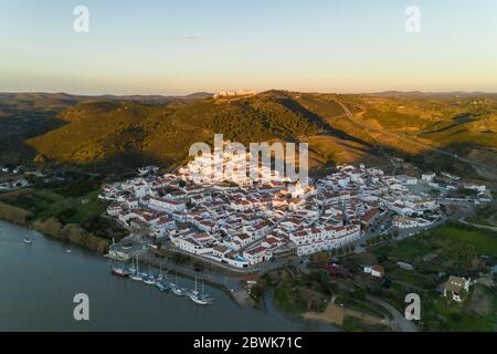 Luftaufnahme von Sanlucar de Guadiana in Spanien, von Alcoutim in Portugal Stockfoto